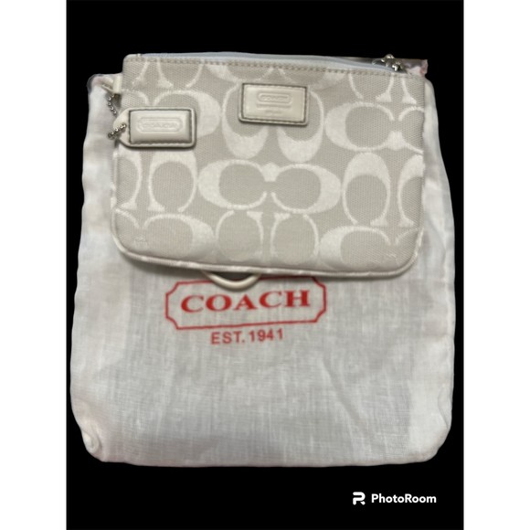 Coach Wristlet NEW No Tag White - Picture 1 of 6